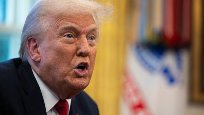 epstein-a-furat-o-pe-virginia-giuffre-din-functia-de-angajata-la-mar-a-lago,-spune-trump