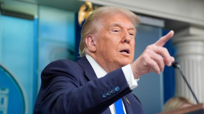 trump-ordona-pozitionarea-a-doua-submarine-nucleare-langa-rusia-dupa-amenintarile-lui-medvedev