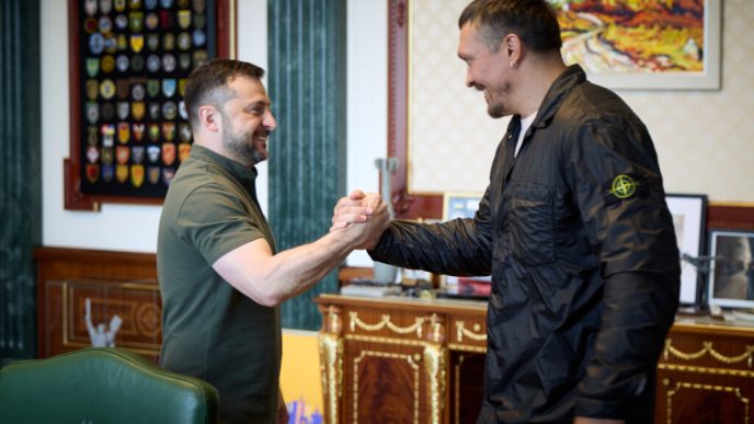 zelenski-isi-doreste-sa-faca-ucraina-cunoscuta-peste-hotare.-intalnire-cu-boxerul-oleksandr-usyk