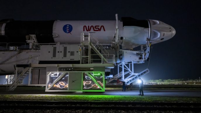 capsula-crew-dragon-a-spacex-s-a-conectat-cu-statia-spatiala-internationala