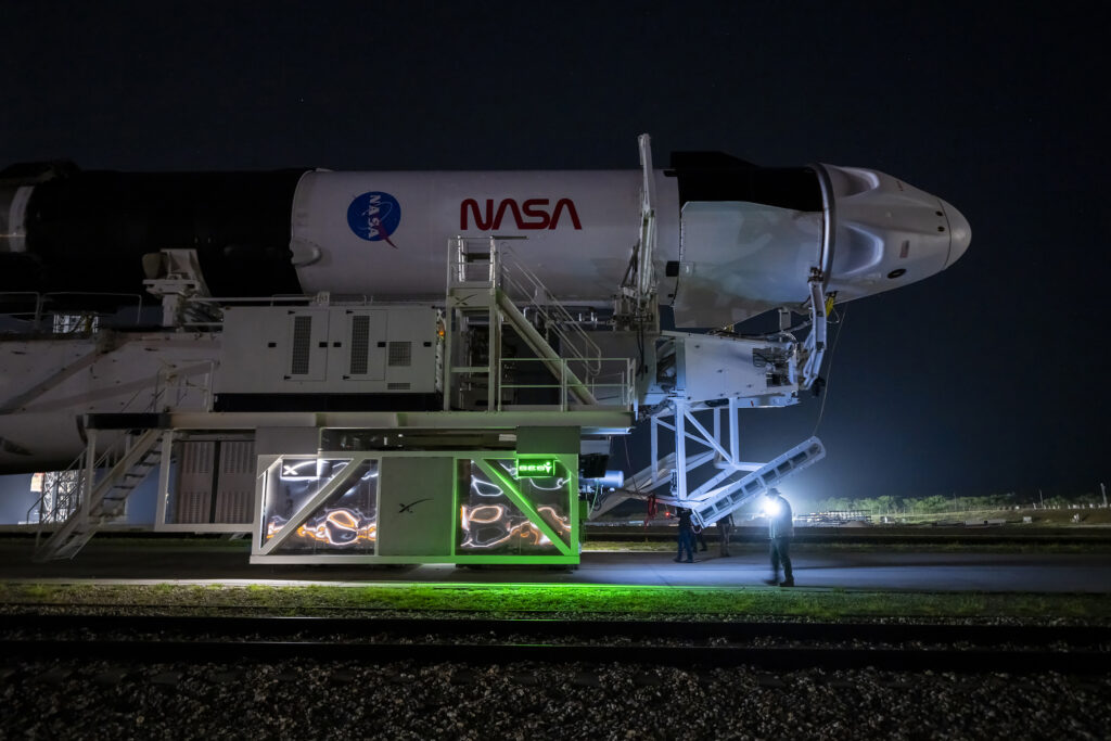 capsula-crew-dragon-a-spacex-s-a-conectat-cu-statia-spatiala-internationala