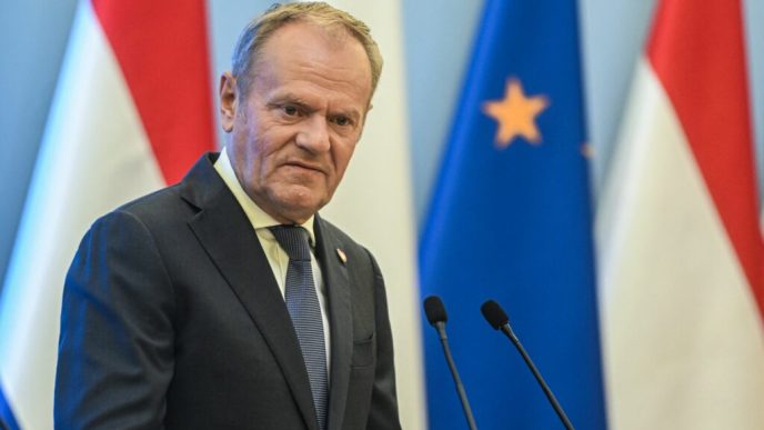 mai-mult-de-jumatate-din-polonezi-vor-demisia-prim-ministrului-donald-tusk