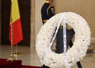nina-iliescu-a-trimis-o-coroana-cu-sute-de-trandafiri-albi-la-catafalcul-sotului-ei
