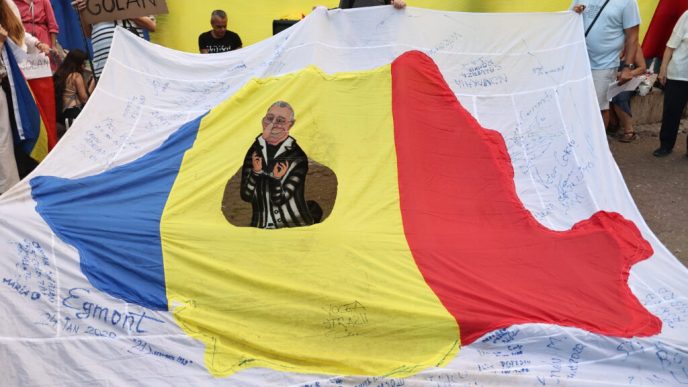 protest-in-piata-universitatii-fata-de-decretarea-zilei-de-doliu-national-pentru-ion-iliescu