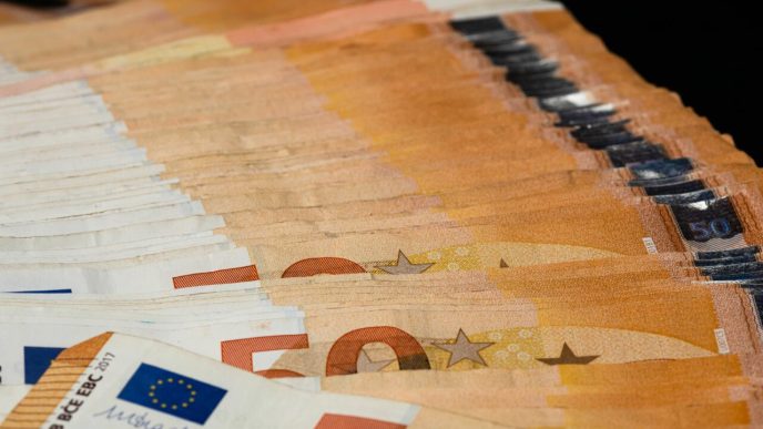 romanii-cu-depozite-bancare-de-peste-100-de-mii-de-euro-vor-fi-impozitati-cu-16%