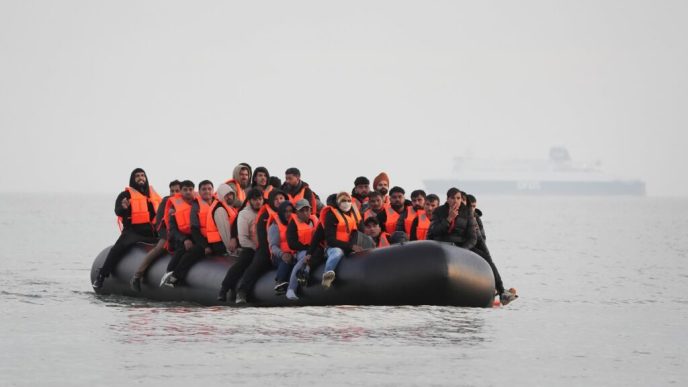 paza-de-coasta-italiana:-26-de-morti-in-urma-rasturnarii-unei-barci-care-transporta-migranti