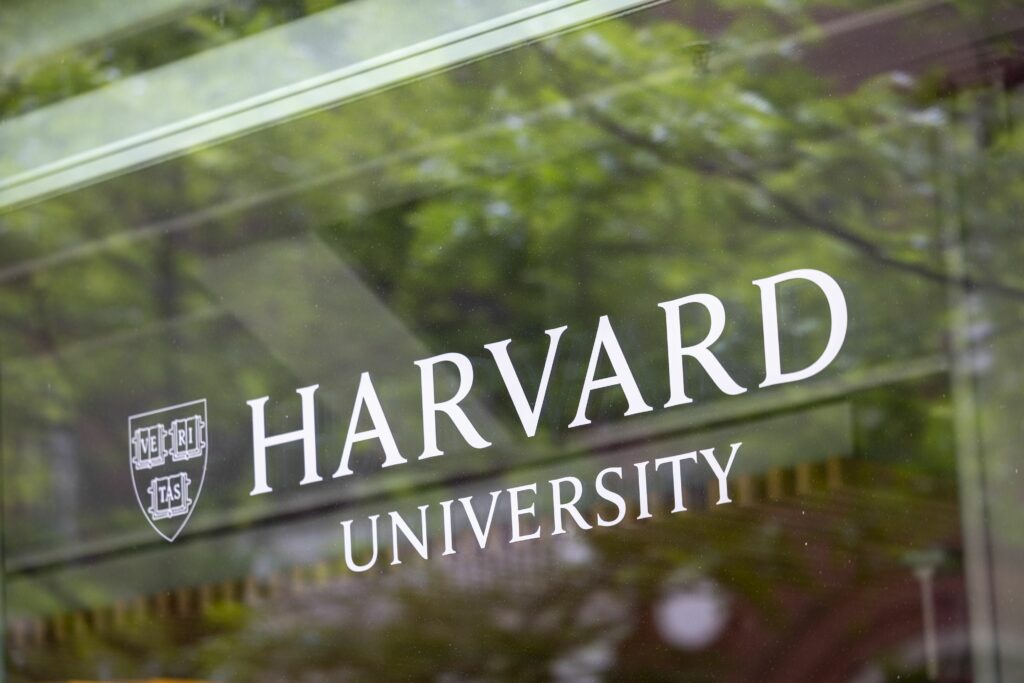 peste-115-cercetatori-acuza-harvard-de-cenzura-dupa-anularea-unui-numar-special-despre-palestina