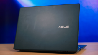 asus-v16-2025-–-un-laptop-bun-la-toate,-la-granita-dintre-gameri-si-creatori-(review)