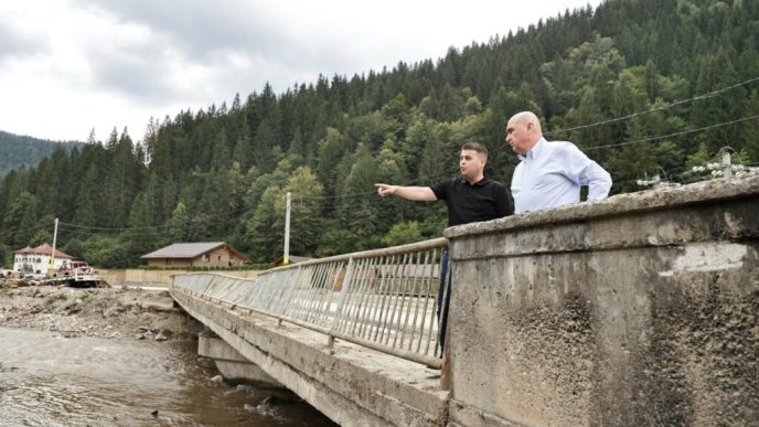 premierul-ilie-bolojan,-in-vizita-la-brosteni,-localitate-grav-afectata-de-inundatii
