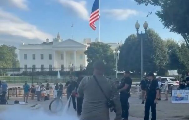 barbat-arestat-dupa-ce-a-ars-un-steag-american-in-semn-de-protest-fata-de-decretul-lui-trump