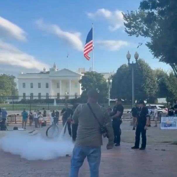 barbat-arestat-dupa-ce-a-ars-un-steag-american-in-semn-de-protest-fata-de-decretul-lui-trump