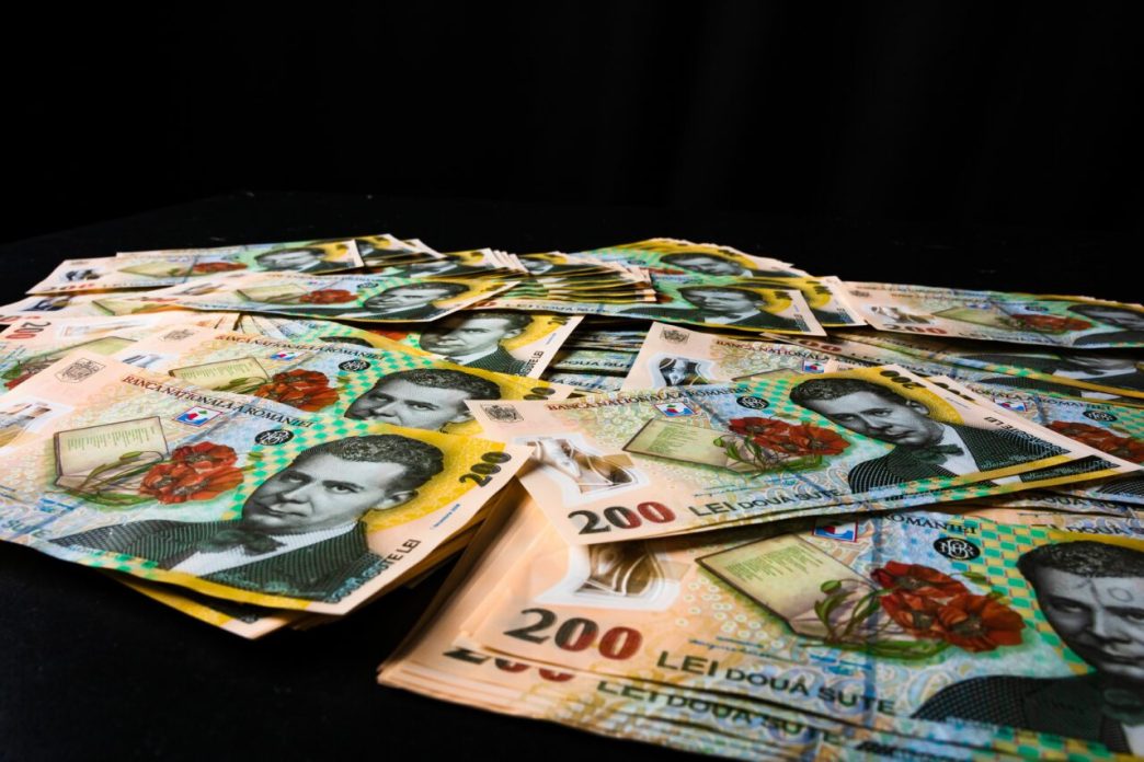 doi-romani-au-contribuit-cu-peste-100.000-de-lei-la-pensia-privata-intr-o-singura-luna