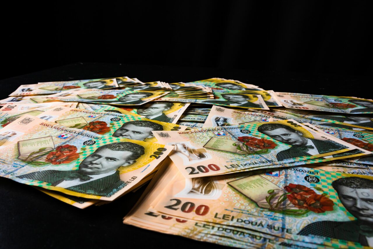 doi-romani-au-contribuit-cu-peste-100.000-de-lei-la-pensia-privata-intr-o-singura-luna