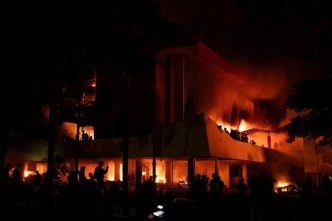 indonezia.-trei-morti-dupa-ce-o-multime-a-incendiat-cladirea-parlamentului-regional