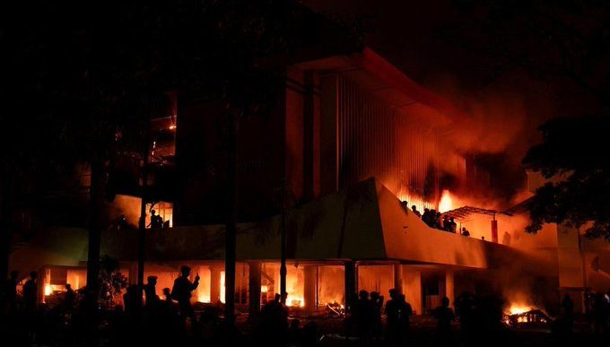 indonezia.-trei-morti-dupa-ce-o-multime-a-incendiat-cladirea-parlamentului-regional