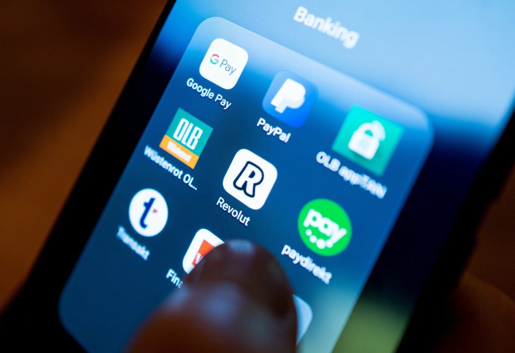 revolut-ajunge-la-o-evaluare-record-de-75-miliarde-de-dolari