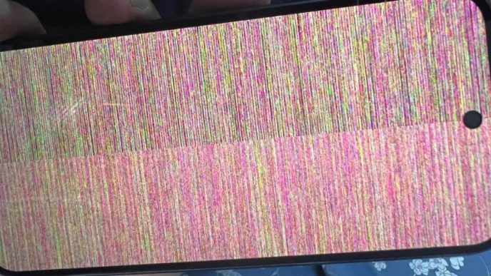 tot-mai-multi-utilizatori-pixel-10-reclama-probleme-cu-ecranul.-google-investigheaza