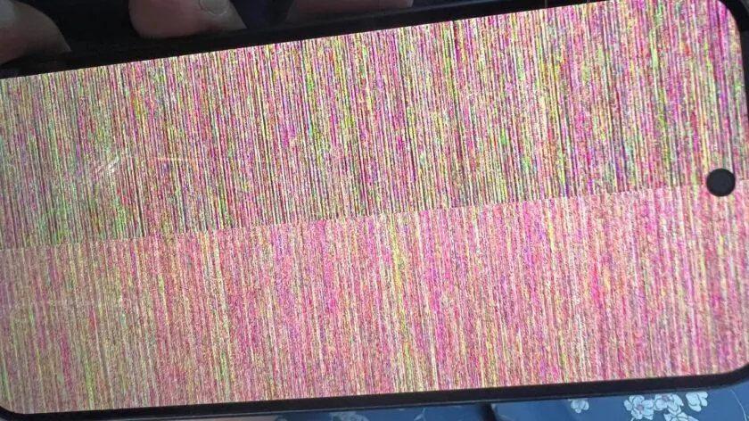 tot-mai-multi-utilizatori-pixel-10-reclama-probleme-cu-ecranul.-google-investigheaza