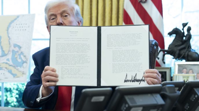 trump-a-semnat-ordinul-prin-care-redenumeste-departamentul-apararii-in-departamentul-de-razboi