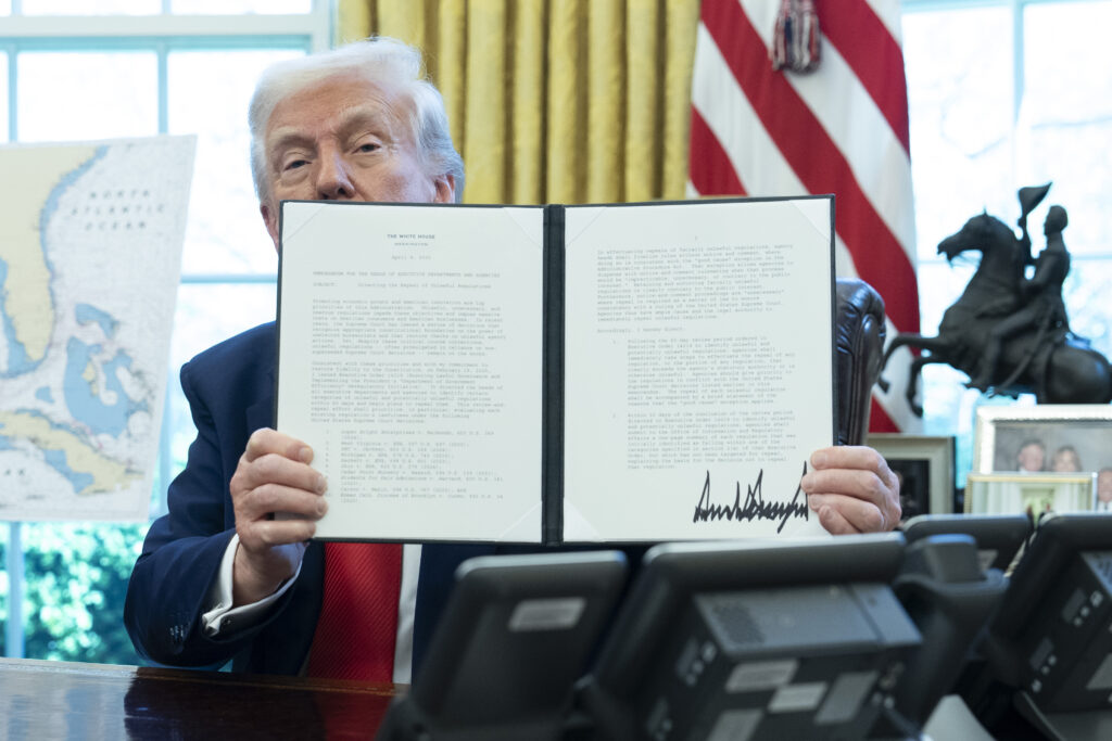 trump-a-semnat-ordinul-prin-care-redenumeste-departamentul-apararii-in-departamentul-de-razboi