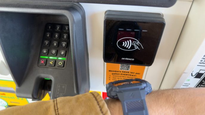 cum-scoti-bani-fara-card-de-la-atm,-folosind-smartwatch.-bancile-care-permit-acest-lucru
