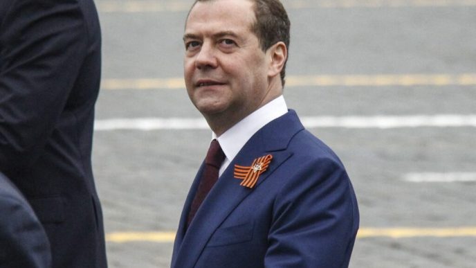 vladimir-putin-l-a-decorat-pe-fostul-presedinte-dmitri-medvedev,-chiar-de-ziua-acestuia