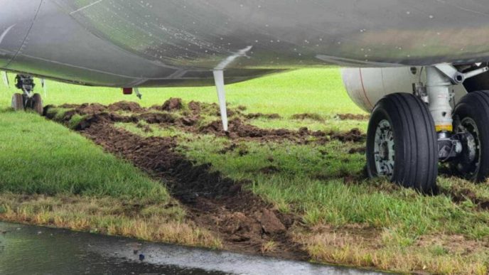 polonia:-un-avion-a-ratat-aterizarea-si-a-iesit-de-pe-pista-pe-aeroportul-din-cracovia