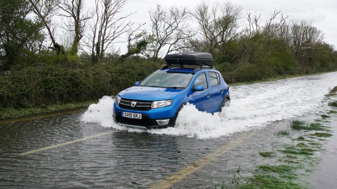 chinezii-dau-lovitura-de-gratie-in-lupta-cu-dacia-sandero