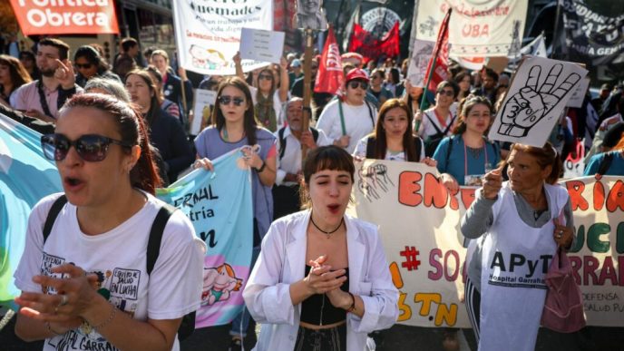 argentinienii-protesteaza-pentru-cresterea-finantarii-educatiei-si-asistentei-medicale