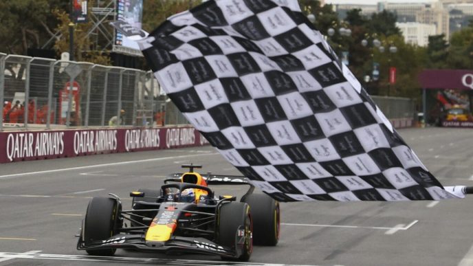 dezastru-pentru-piastri.-a-abandonat-in-mp-din-azerbaidjan,-castigat-de-rivalul-max-verstappen