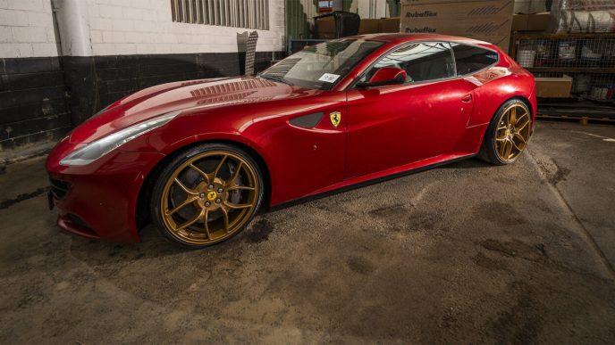 un-ferrari-si-un-mercedes-au-fost-scoase-la-licitatie-cu-pret-de-pornire-de-150-de-euro