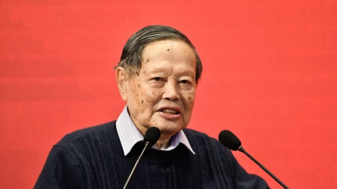 fizicianul-chinez-chen-ning-yang,-laureat-al-premiului-nobel,-a-murit-la-103-ani