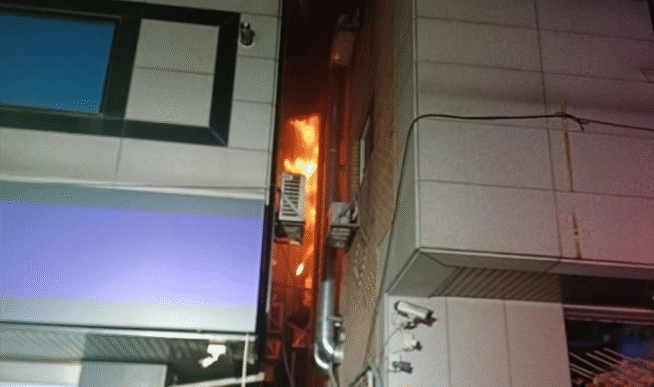o-femeie-a-provocat-un-incendiu-in-bloc-dupa-ce-a-incercat-sa-arda-un-gandac.-o-vecina-a-murit