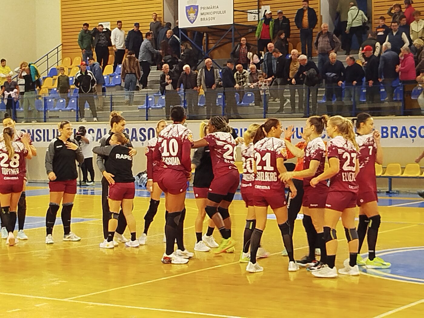 rapidul-s-a-trezit-la-brasov!-corona,-invinsa-dupa-6-victorii-la-rand-in-liga-florilor