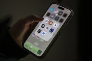 openai-dezvaluie-ca-peste-1-milion-de-oameni-vorbesc-saptamanal-cu-chatgpt-despre-sinucidere