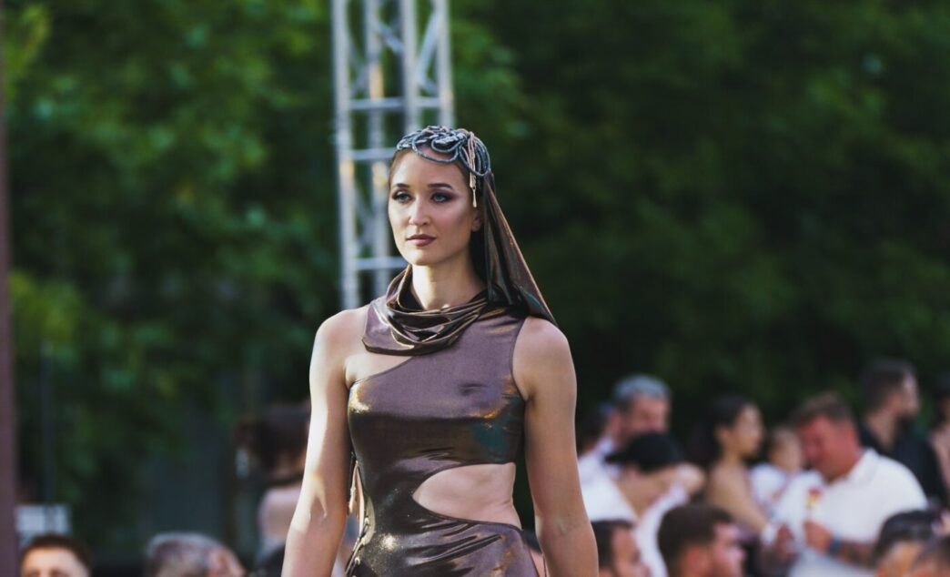 simona-radis-are-o-garderoba-in-care-se-regasesc-o-multime-de-tinute-de-gala