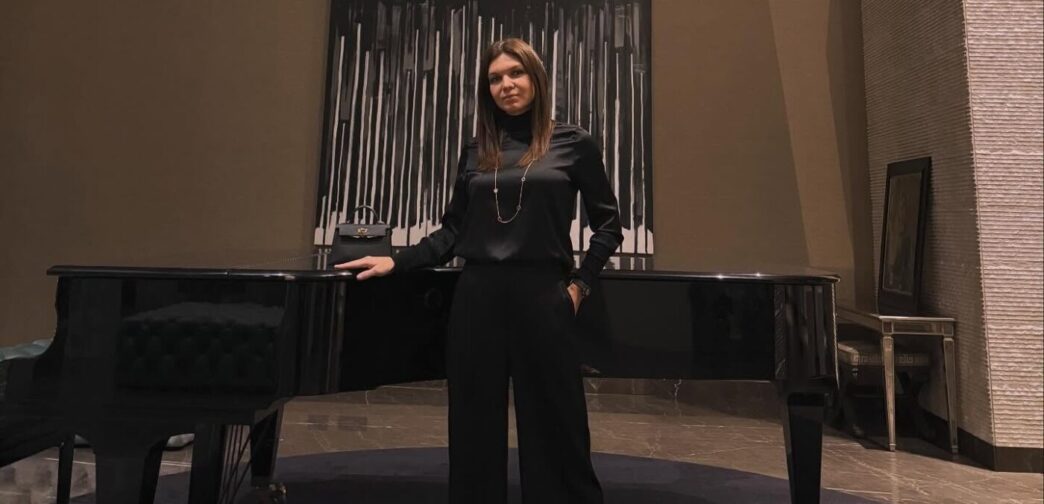 simona-halep-i-a-lasat-masca-pe-toti,-dupa-ce-a-aparut-imbracata-complet-in-negru