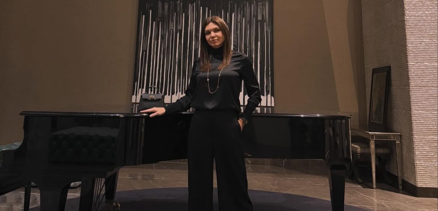 simona-halep-i-a-lasat-masca-pe-toti,-dupa-ce-a-aparut-imbracata-complet-in-negru