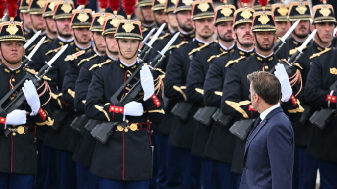 macron-ar-urma-sa-introduca-serviciul-militar-voluntar-in-franta,-pe-fondul-amenintarii-rusiei