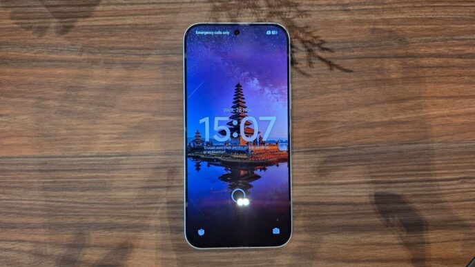 poco-f8-ultra,-telefonul-in-blugi-care-canta-bose-si-vrea-sa-fie-mai-mult-decat-un-gaming-phone