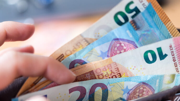 euro,-aproape-de-un-nou-record-dupa-alegeri.-bnr-a-facut-anuntul-astazi:-leului-ii-slabeste-puterea