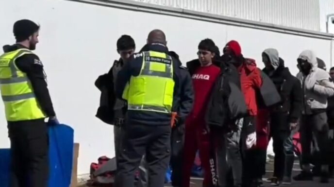 administratia-trump-a-redus-valabilitatea-permiselor-de-munca-pentru-migranti-la-18-luni