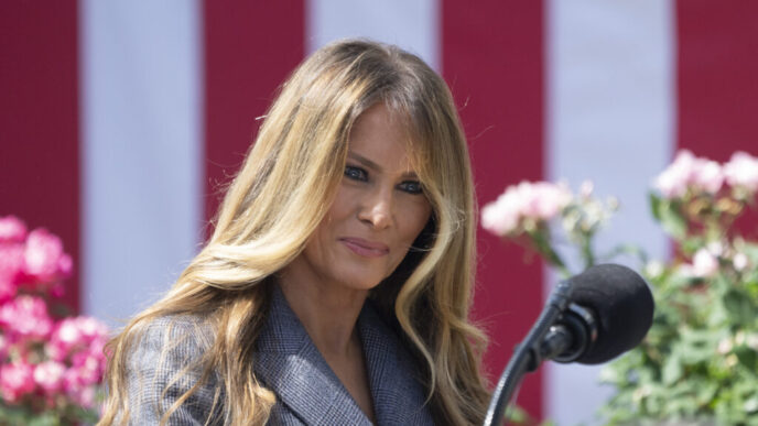 melania-trump-a-aprins-iluminatul-bradului-national-de-craciun