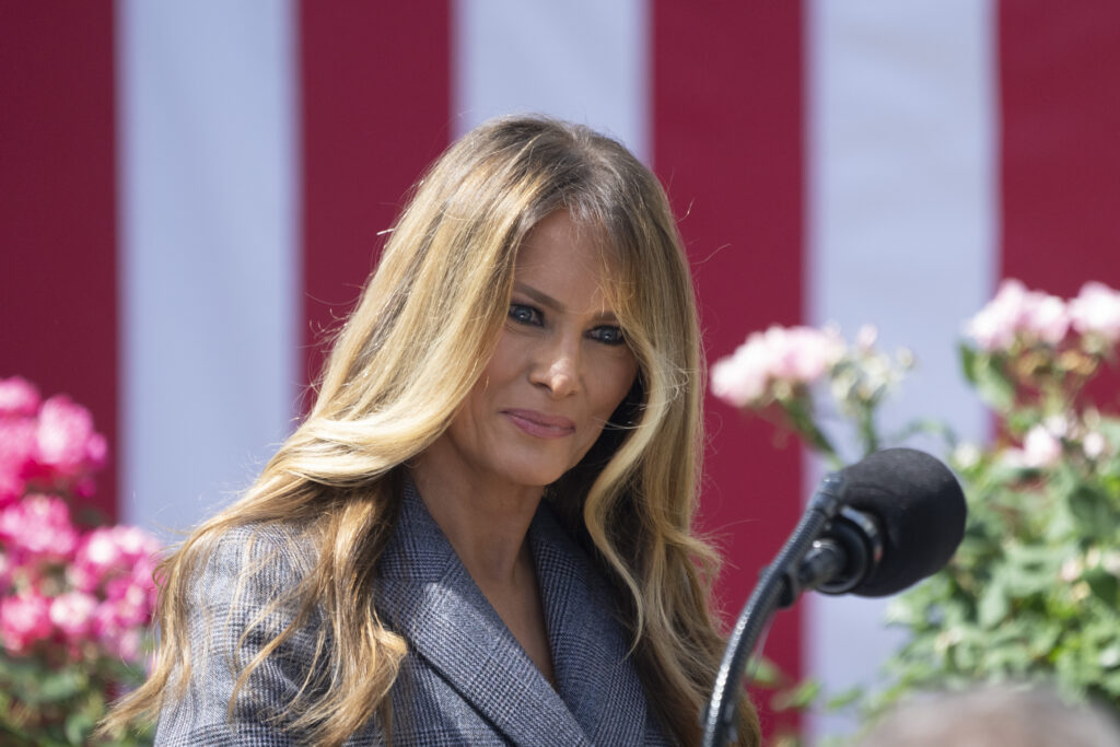 melania-trump-a-aprins-iluminatul-bradului-national-de-craciun