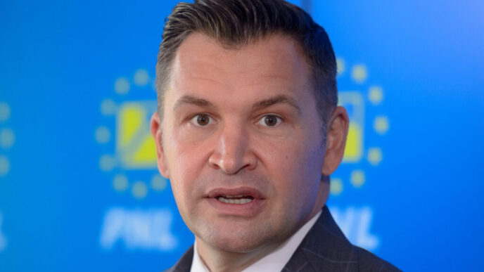 ionut-stroe-solicita-interventia-lui-nicusor-dan-in-cazul-legii-novak.-petitie-sustinuta-de-cluburi-din-superliga-|-reactia-lui-eduard-novak