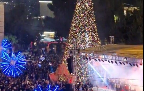 bradul-de-craciun-din-betleem-a-fost-aprins-pentru-prima-data-in-doi-ani