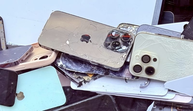 apple,-un-mar-tot-mai-gaunos:-plecari-in-lant,-haos-in-jurul-strategiei-de-ai-si-misterul-viitorului-lui-tim-cook