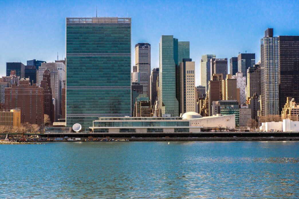 aroganta-afaceristului-care-a-platit-400000000-de-dolari-pe-1000-de-apartamente.-sta-cu-teancurile-de-bani-pe-masa,-in-iahtul-sau