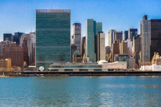 aroganta-afaceristului-care-a-platit-400000000-de-dolari-pe-1000-de-apartamente.-sta-cu-teancurile-de-bani-pe-masa,-in-iahtul-sau