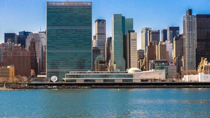 aroganta-afaceristului-care-a-platit-400000000-de-dolari-pe-1000-de-apartamente.-sta-cu-teancurile-de-bani-pe-masa,-in-iahtul-sau